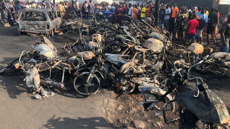 Nach dem Unfall ausgebrannte Autos in Freetown, Sierra Leone