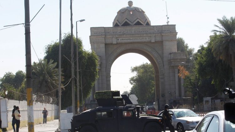 Un veicolo militare iracheno inprossimità della residenza del Premier