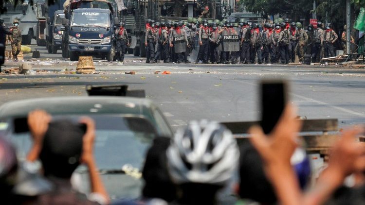 Em Mandalay,  polícia de prontidão diante de protestos contra golpe militar. (Foto de arquivo/REUTERS / Stringer / Foto de arquivo)
