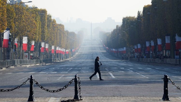 Les Champs-Élysées à Paris, le matin du 11 novembre 2021.