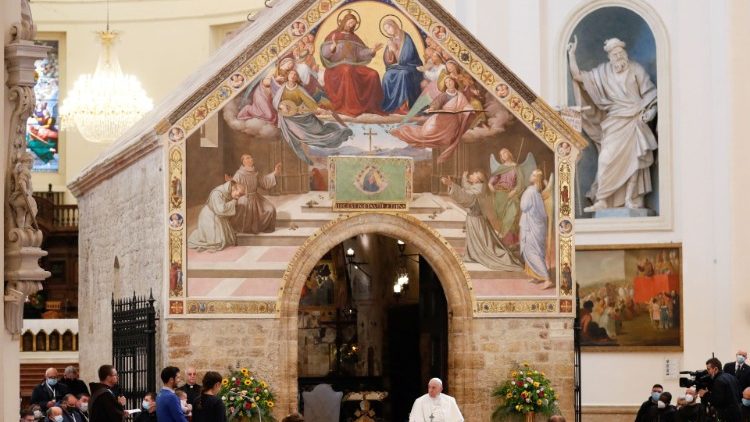 Ferenc pápa a Porziuncola kápolna előtt tanúságtételeket hallgat