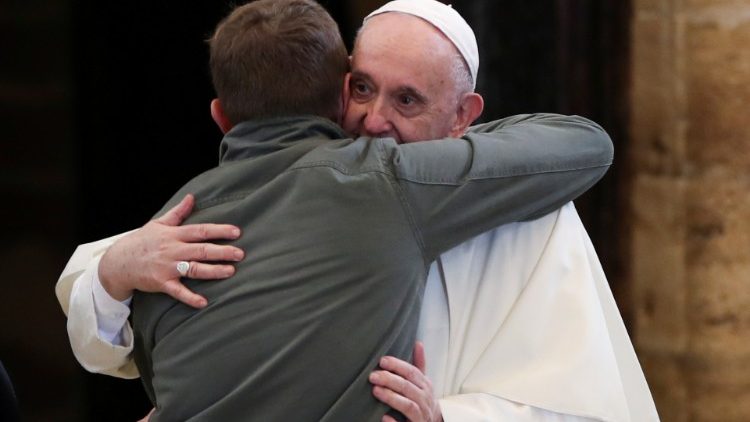 Archivbild: Papst Franziskus umarmt einen Pilger in Assisi anlässlich des Welttags der Armen