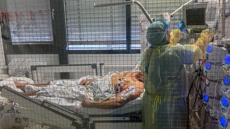 Un paziente affetto da Covid-19 in cura in una unità di terapia intensiva (REUTERS/Ayhan Uyanik)