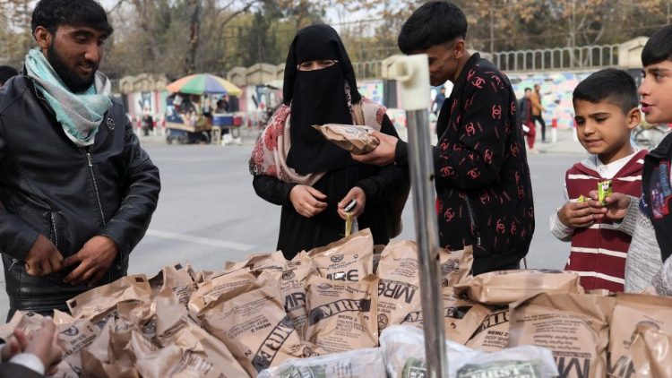 Distribuzione di aiuti alla popolazione afghana