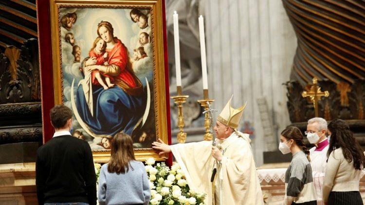Francisco reza junto a un grupo de jóvenes ante la imagen de la Virgen y el Niño