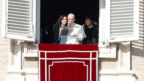 2 Jugendliche mit Papst Franziskus am Fenster beim Angelus-Gebet