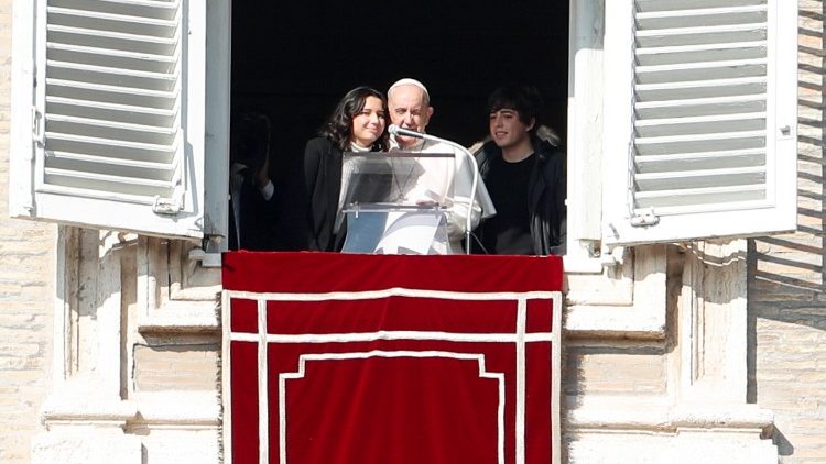 Lucrezia und Stefano, beide 19 Jahre jung, mit Papst Franziskus am Fenster zum Petersplatz diesen Sonntag 