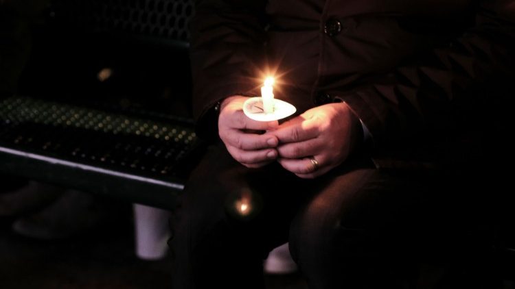 अमेरिका के विस्कॉन्सिन में क्रिसमस परेड के दौरान त्रासदी के शिकार लोगों के लिए जागरण प्रार्थना