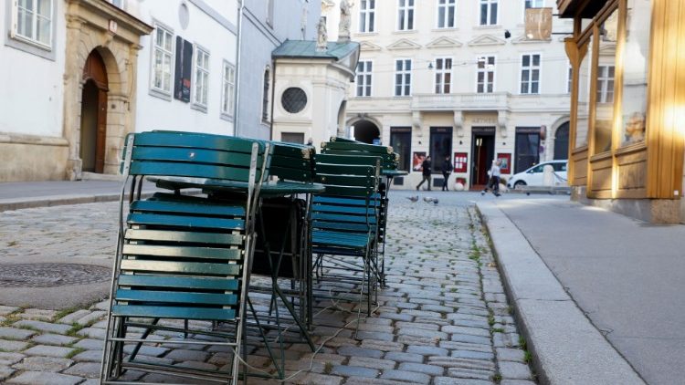 Lockdown: Geschlossenes Straßencafé in Wien am 23. November