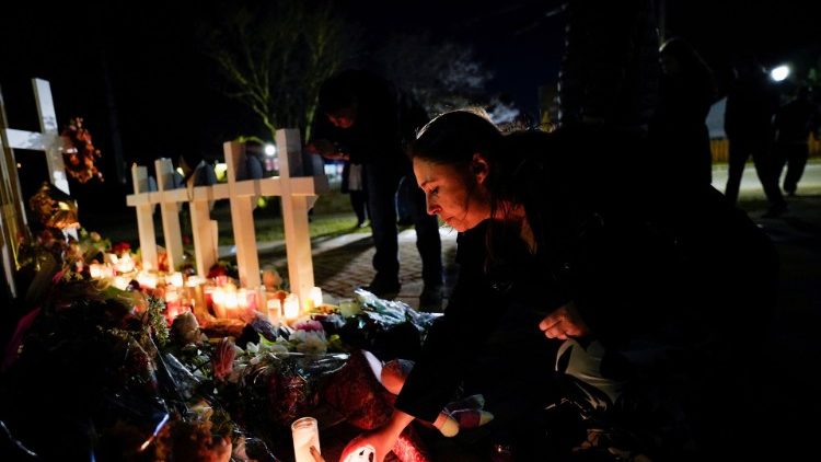 Molitev, cvetje in sveče za žrtve