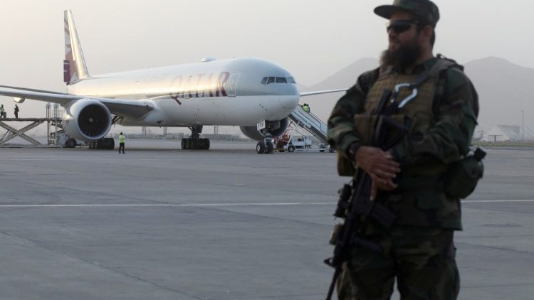 Un membro delle forze di sicurezza dei talebani all'aeroporto di Kabul