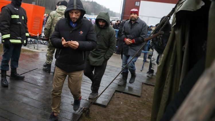 पोलैंड और बेलारूस के बीच की सीमा में आप्रवासी संकट 