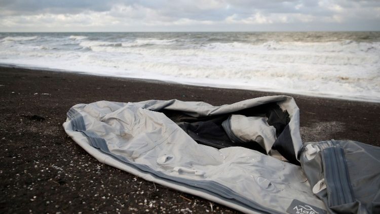 Un canot pneumatique endommagé retrouvé sur la plage du Loon, à Dunkerque, le 25 novembre 2021. (Reuters/Johanna Geron)