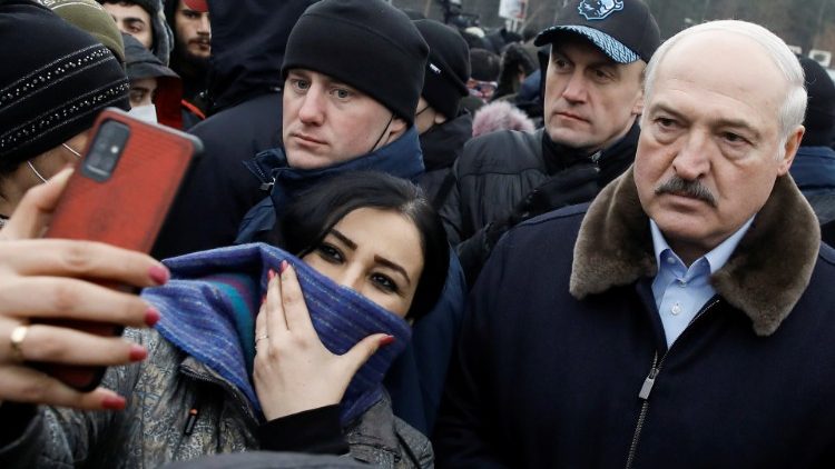 Odpowiedzialność za naruszanie granicy przez grupy migrantów ponosi Aleksander Łukaszenka. 
