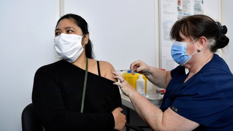 Mitarbeiter an vorderster Front erhalten in Irland eine Auffrischungsimpfung gegen das Coronavirus (COVID-19)
