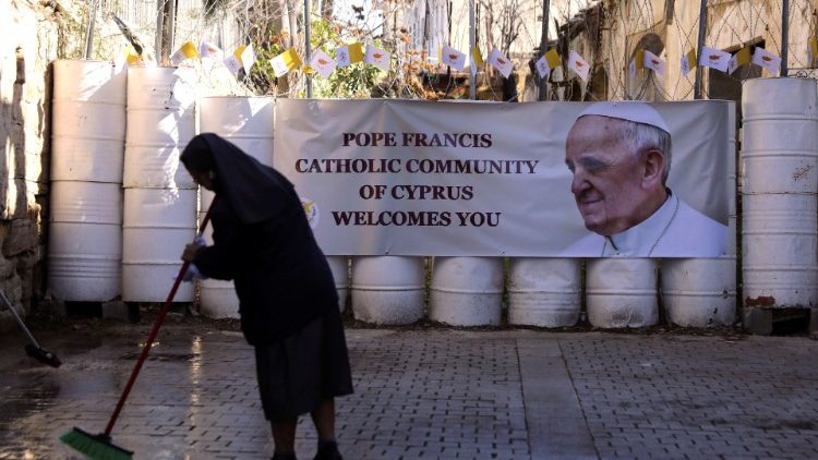 Redovnica čisti dvorište kod crkve Svetog Križa u Cipru, gdje će Papa imati 3. prosinca ekumensku molitvu s migrantima 