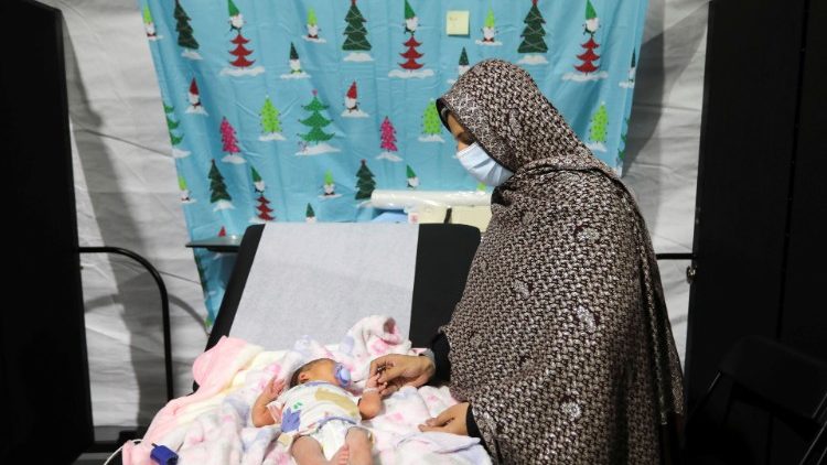 Una donna afghana rifugiata col figlio neonato nella Joint Base McGuire-Dix-Lakehurst in New Jersey