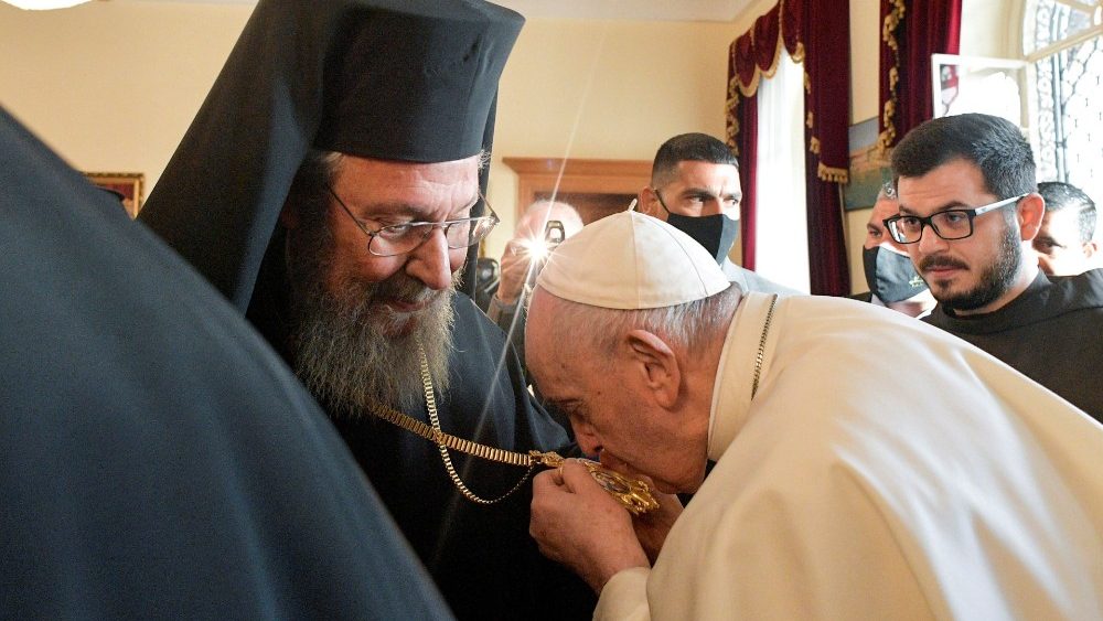 Pápež František s pravoslávnym arcibiskupom Cypru Chryzostomom II. pri návšteve na pravoslávnom arcibiskupstve
