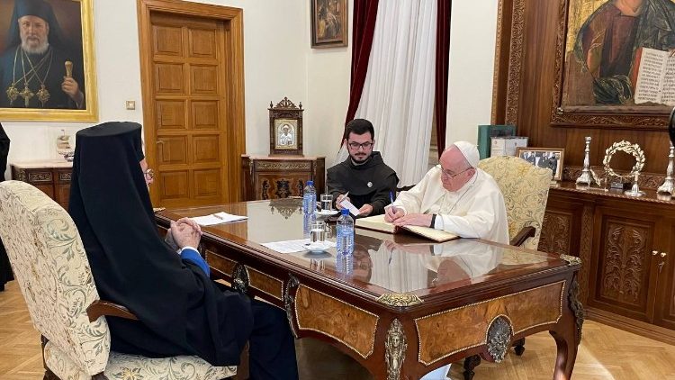 Папата и Хризостом II при подписването на Почетната книга в Православната архиепископия на Кипър в Никозия