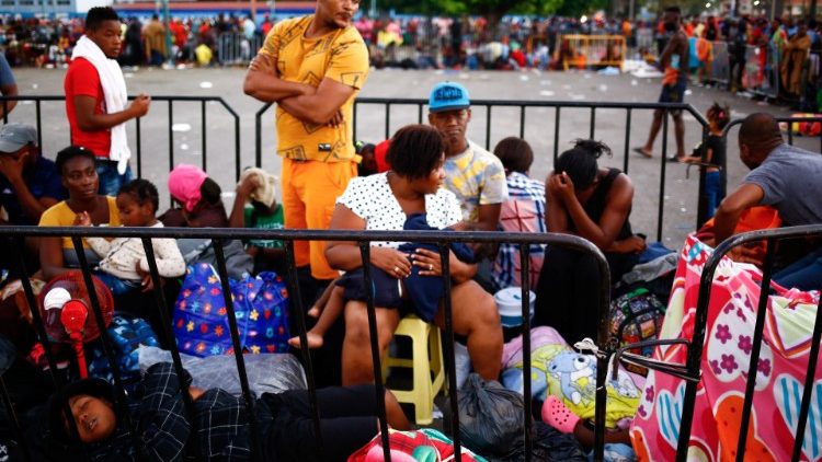 Migrantes, en su mayoría haitianos, esperan recibir visa de tránsito del gobierno mexicano, en Tapachula.
