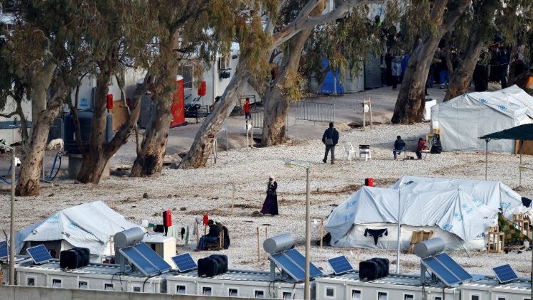 Blick auf ein Flüchtlingslager auf der griechischen Insel Lesbos