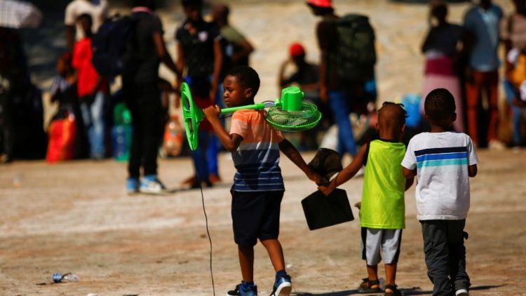 Niños en un campo en Tapachula, en espera de obtener una visa humanitaria para transitar por territorio mexicano
