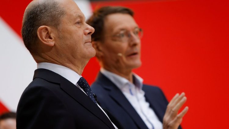 Künftige deutsche Regierungsmitglieder: Olaf Scholz und Karl Lauterbach, neuer Bundesgesundheitsminister 