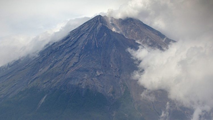 Eruzione del vulcano Semeru, la montagna più alta dell'isola di Giava
