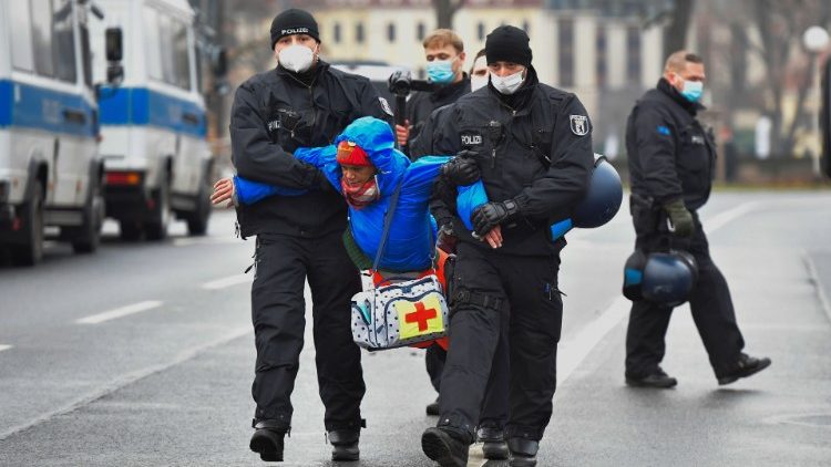 Archivbild: Demonstranten stoßen in Dresden bei einer Corona-Demo mit Polizeikräften zusammen