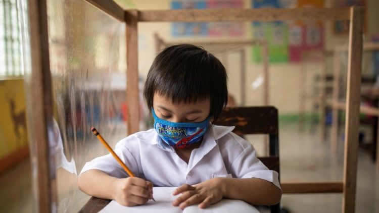 Bambino con mascherina alla ripresa delle lezioni scolastiche nelle Filippine