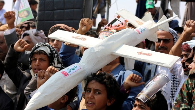 Seguidores del movimiento Houthi portan un simulacro de avión no tripulado durante una concentración celebrada con motivo de la Ashura en Saada