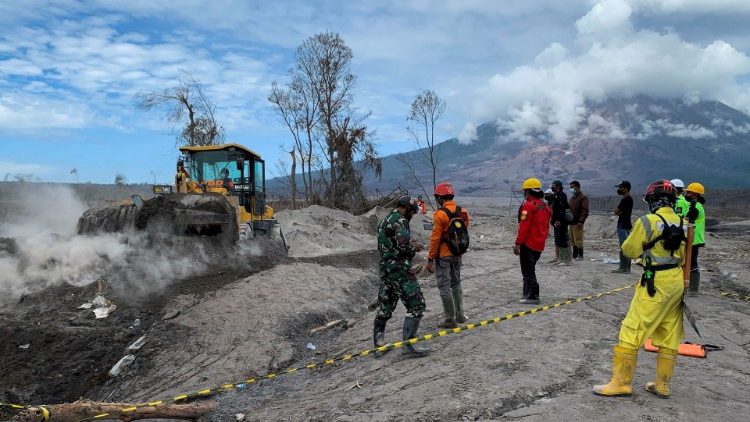 Operazioni di soccorso dopo l'eruzione del vulcano Semeru (Reuters)