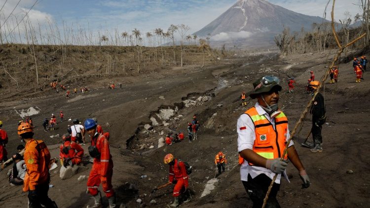 Éruption du mont Semeru à Java