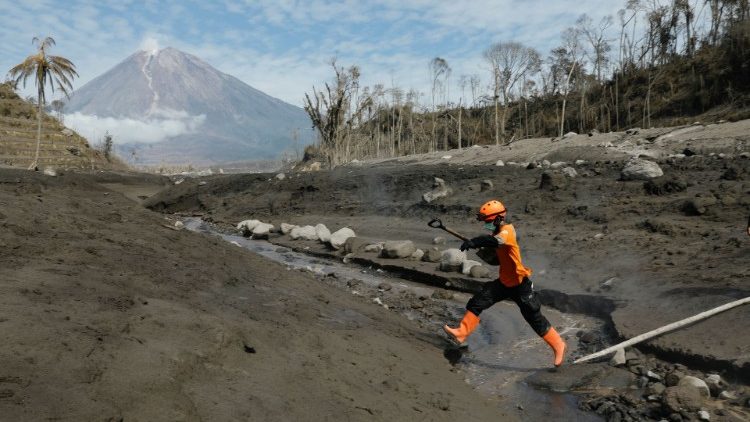 Erupção do Monte Semeru vulcão na Ilha de Java, Indonésia