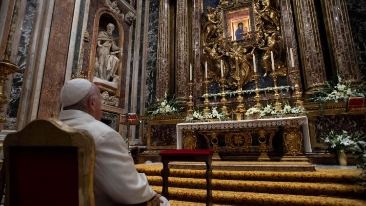 Ferenc pápa egyik látogatása a Santa Maria Maggiore bazilikában, ima a kegykép előtt    