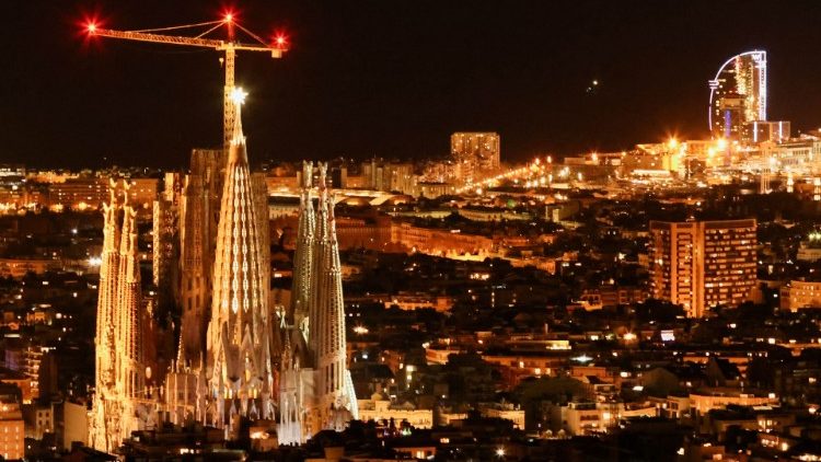 Rozbłysła gwiazda na wieży Matki Bożej bazyliki Sagrada Familia