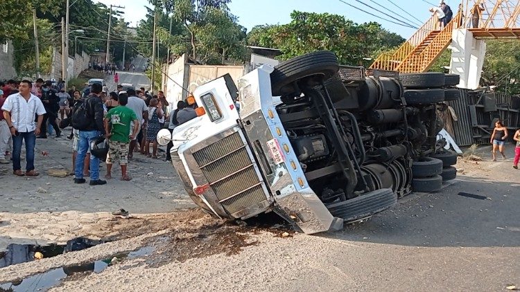 Masacre de migrantes en una carretera de México: el vuelco de un camión causó 53 víctimas