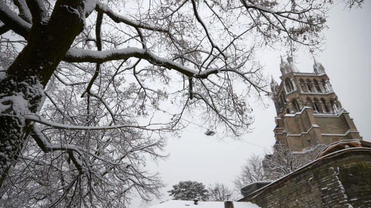 Lausanne liegt am Genfersee - die Kathedrale unter dem Schnee