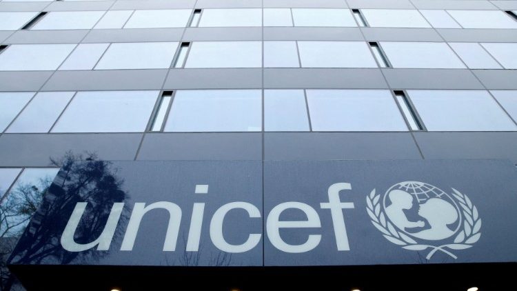 UNICEF-Logo am Büro der Organisation in Genf 
