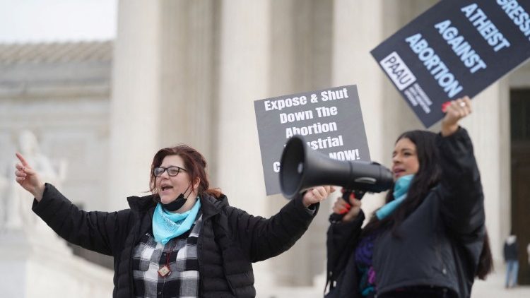 Die Abtreibungsgegnerinnen Lauren Handy und Terrisa Bukovinac schreien vor dem Obersten Gerichtshof in Washington am 10. Dezember Slogans, nachdem die Richter den Abtreibungsanbietern erlaubt hatten, gegen das Verbot der meisten Abtreibungen in Texas zu klagen.