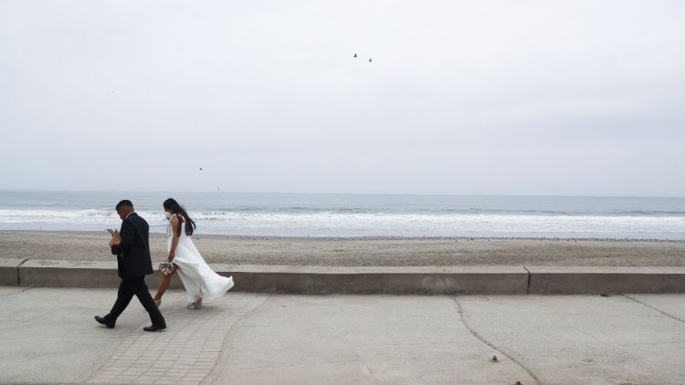 Ein Brautpaar in Lima auf dem Weg zur Trauung