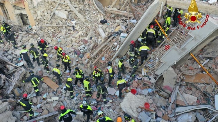 Les pompiers à pied d'oeuvre pour retrouver des survivants coincés sous les décombres de 4 immeubles soufflés par l'explosion