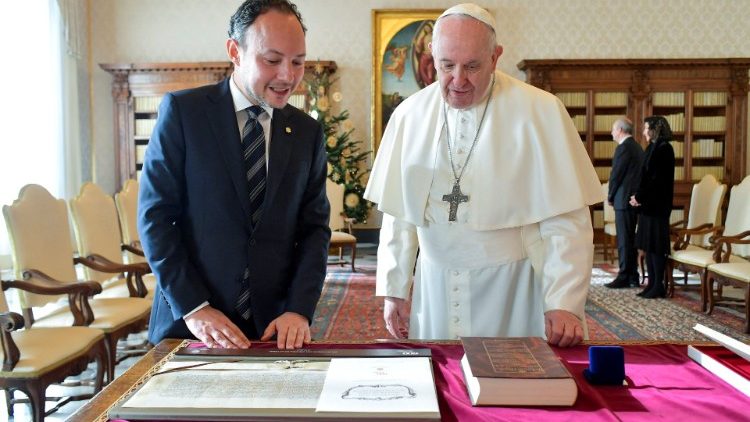Échange de dons entre le Pape François et Xavier Espot Zamora,  chef du gouvernement andorran depuis le 16 mai 2019.