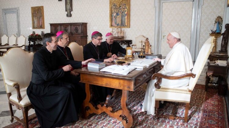 Ferenc pápa a dolgozószobájában fogadta a francia püspököket    