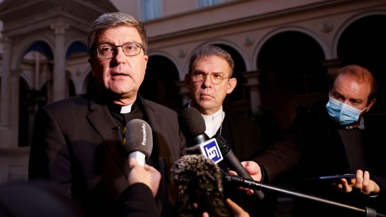 De Moulins-Beaufort im Vatikan vor Journalisten