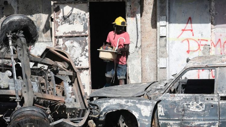 I danni dell'esplosione di un camion di carburante  assaltato dai poveri a Cap Haitien