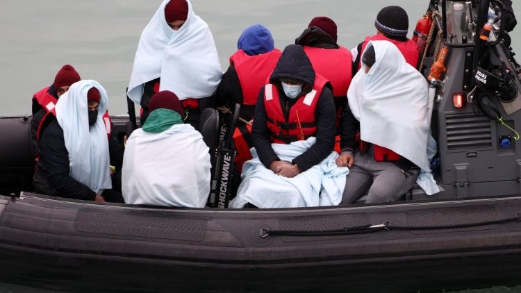 Migranten und Flüchtlinge machen sich auf die gefährliche Reise über den Ärmelkanal