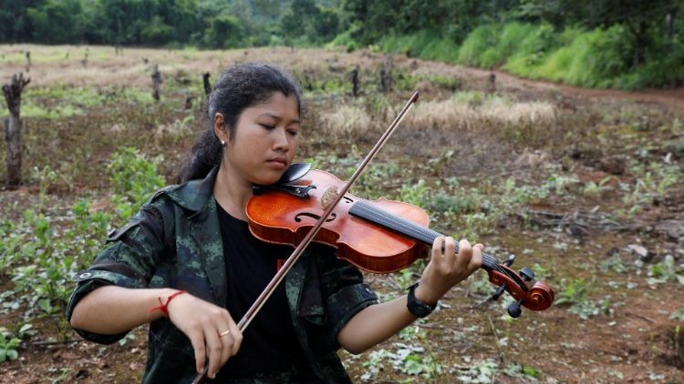 Ein Mitglied der Karen in Myanmar spielt mit ihrer Geige