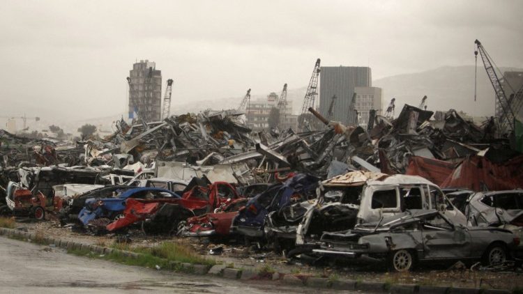 Blick auf beschädigte Autos nach der Explosion im Hafen von Beirut im letzten Jahr