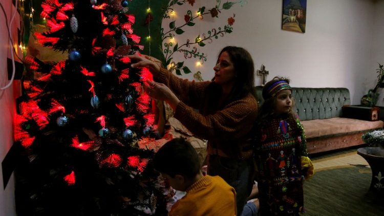 Irakische Christen dekorieren einen Weihnachtsbaum